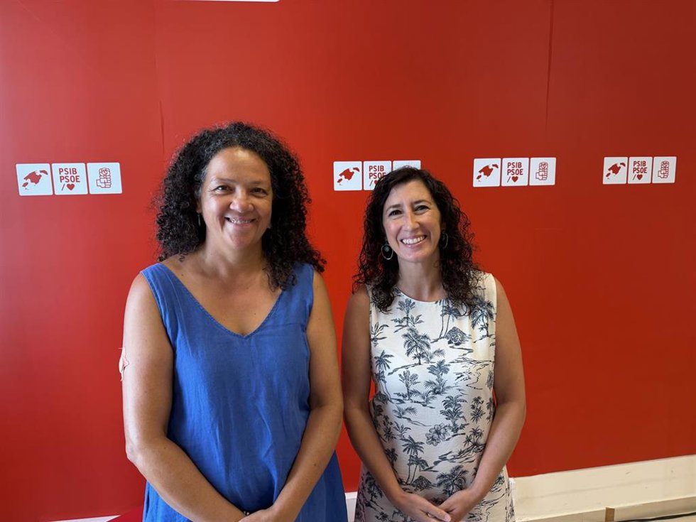Catalina Cladera (izquierda), portavoz socialista en el Consell de Mallorca, con Amanda Fernández, secretaria general de la Federación Socialista de Mallorca y diputada en el Parlament