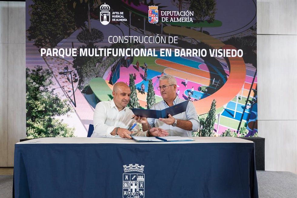 El presidente de la Diputación de Almería, José Antonio García Alcaina, y el alcalde de Huércal de Almería, Ismael Torres, durante la firma del convenio.