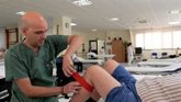 Foto: El Hospital de Jaén incorpora las bandas de flossing en la rehabilitación del dolor de rodilla