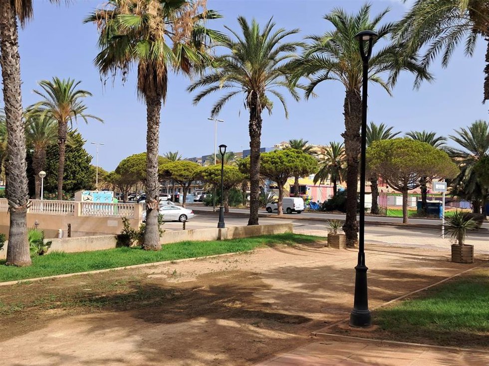 San Javier mejora el alumbrado público en varios puntos de La Manga del Mar Menor
