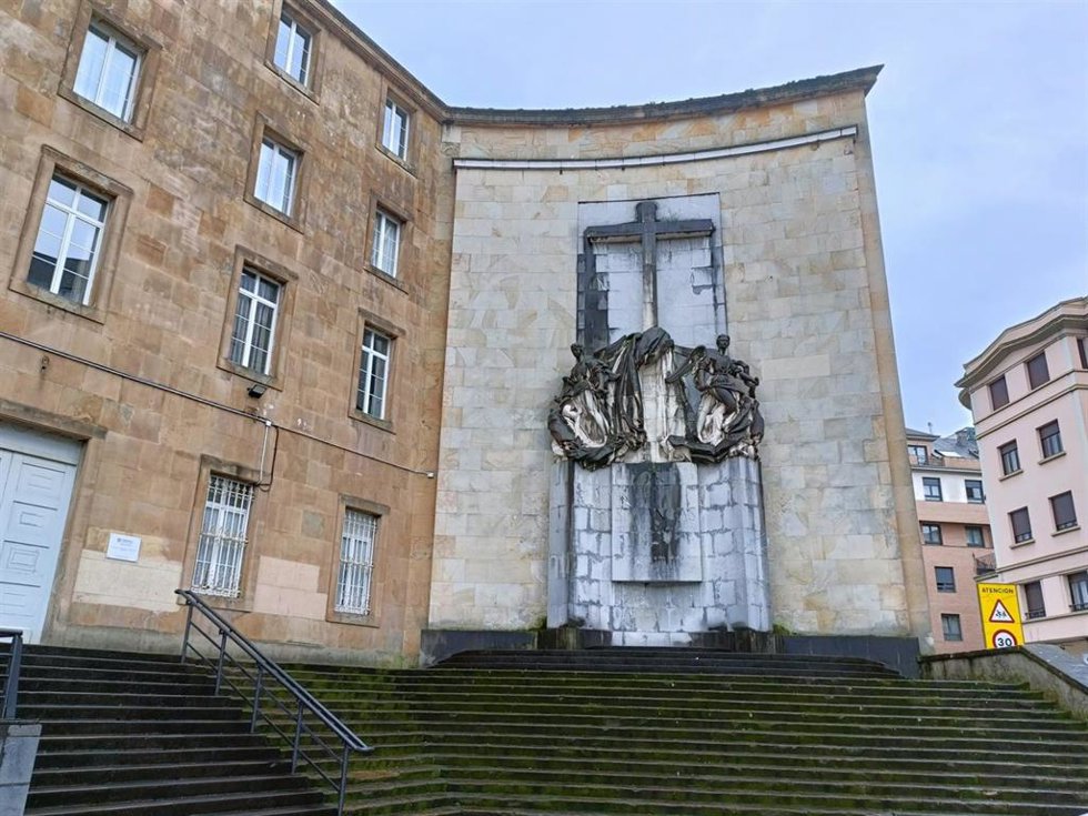 Archivo - Monumento a los Héroes del Simancas, en el colegio de la Inmaculada de Gijón.