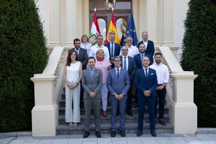 El presidente del Gobierno riojano, Gonzalo Capellán, con los alcaldes de los municipios de entre 2.000 y 5.000 habitantes además de Lardero y Villamediana de Iregua