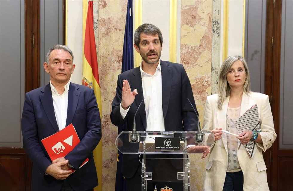 Archivo - El ministro de Cultura, Ernest Urtasun (c); la portavoz del Grupo Parlamentario Plurinacional Sumar, Verónica Barbero (d), y el portavoz adjunto de Sumar, Enrique Santiago (i), durante una rueda de prensa, en el Congreso de los Diputados, a 3 de