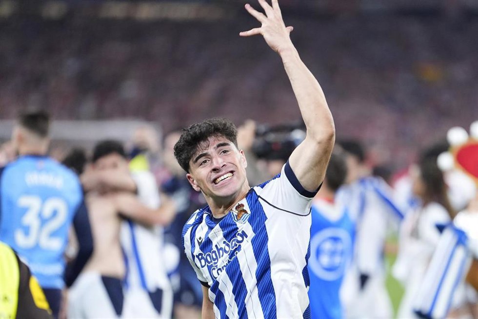 Archivo - El defensa central de la Real Sociedad Jon Martín celebrando la consecuión de la Copa del Rey 2026 en el Estadio La Cartuja de Sevilla.
