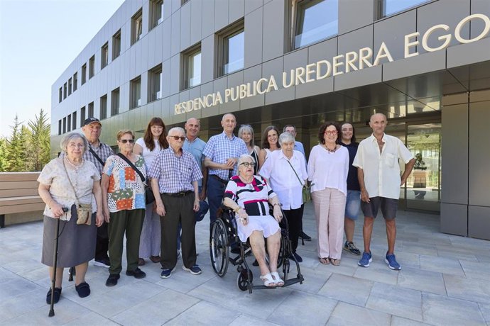 La consejera de Derechos Sociales, Economía Social y Empleo del Gobierno de Navarra, Carmen Maeztu, visita las nuevas instalaciones de la residencia pública Urederra en Estella.