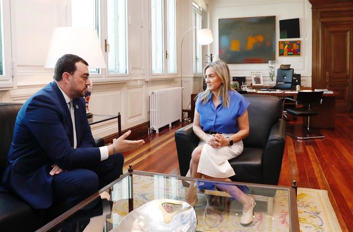 El presidente del Principado, Adrián Barbón, y la ministra de Educación, Milagros Tolón.