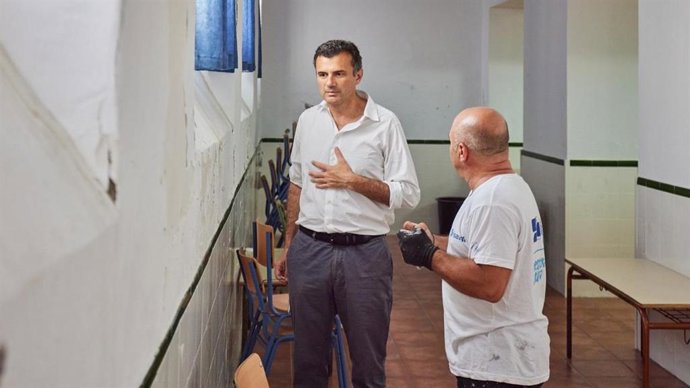 El alcalde de Cádiz, Bruno García, visitando las obras de mejora en el CEIP Campo del Sur.