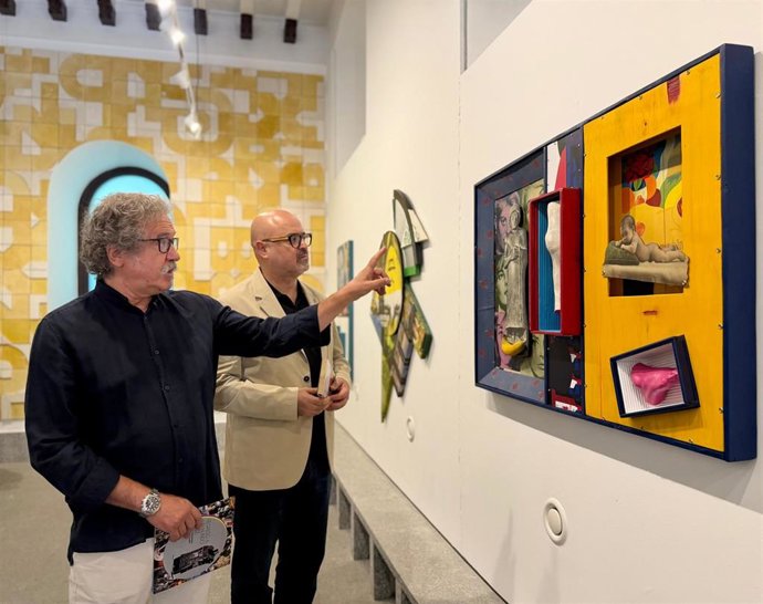 El artista Pedro José Pradillo (izda) muestra sus obras al concejal de Cultura, Juan Carlos Monroy.