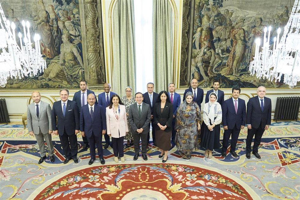 El ministro de Asuntos Exteriores, Unión Europea y Cooperación, José Manuel Albares, se reúne con embajadores árabes para hablar del futuro de Casa Árabe