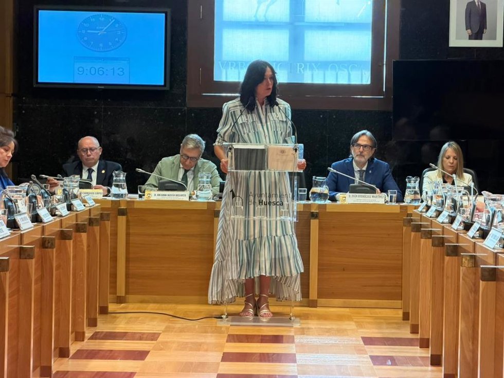 La alcaldesa de Huecs, Lorena Orduna, durante el Debate sobre el estado de la ciudad.