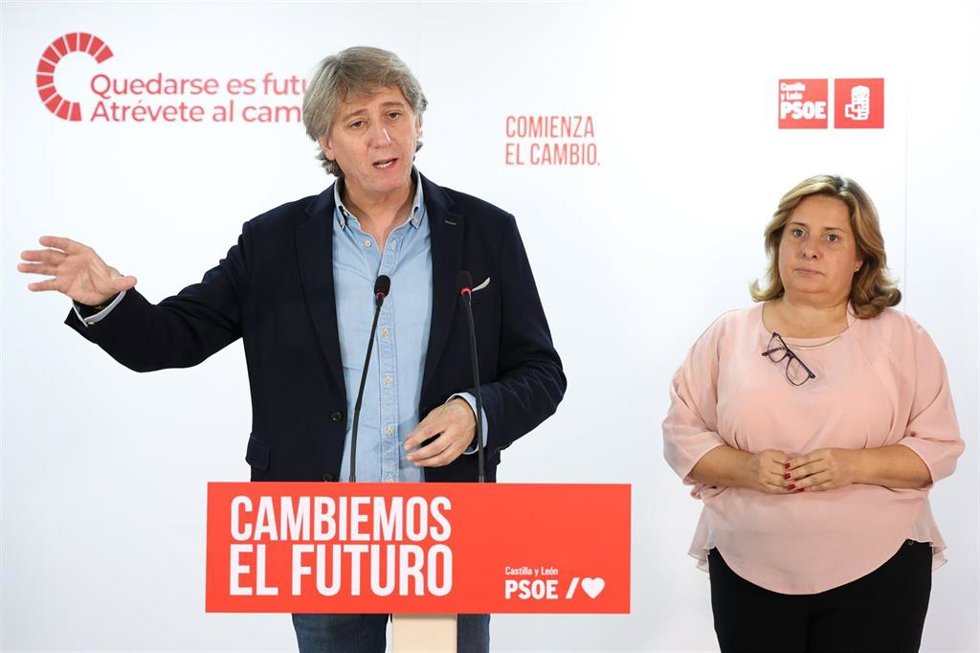 El secretario general del PSOE de Castilla y León, Carlos Martínez, durante una rueda de prensa en Soria junto a la procuradora por la provincia Esther Pérez.