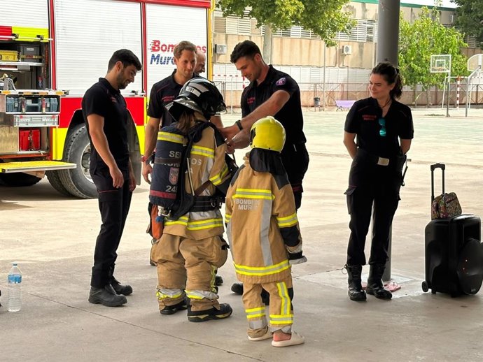 Bomberos de Murcia enseñan prevención y autoprotección a un centenar de escolares de Puente Tocinos