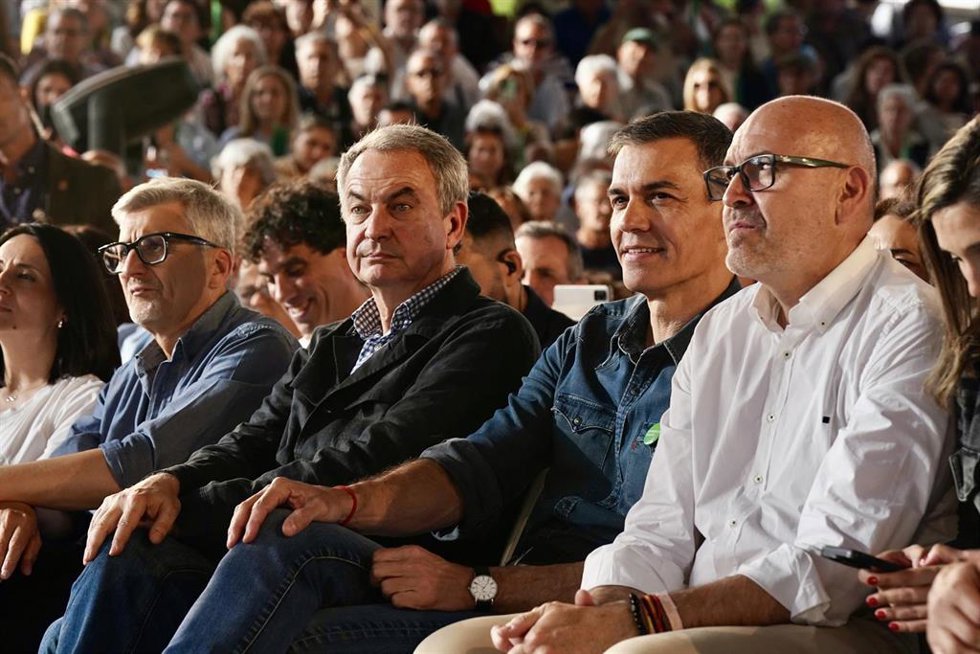 Archivo - El secretario general del PSOE y presidente del Gobierno, Pedro Sánchez (2d), junto al expresidente del Gobierno, José Luis Rodríguez Zapatero (2i)