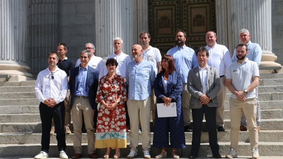 La diputada del PNV Nerea Renteria, el senador Igoitz López y nueva represnetantes municipaloes jeltzales en municipios vascos en las puertas del Congreso, en Madrid