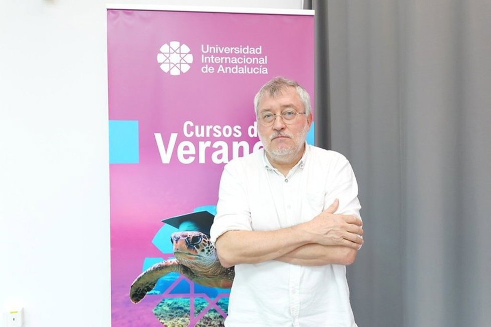 El poeta y ensayista Jorge Riechmann en su visita a los cursos de verano de la UNIA