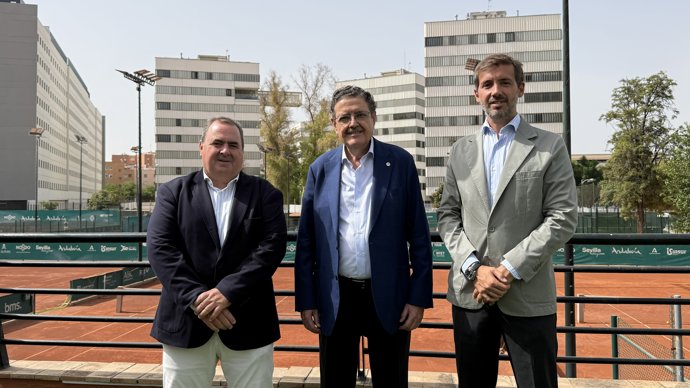 El rector de la CEU Fernando III, con los responsables de la Copa Sevilla Challenger de tenis