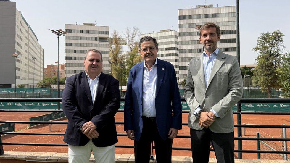 El rector de la CEU Fernando III, con los responsables de la Copa Sevilla Challenger de tenis