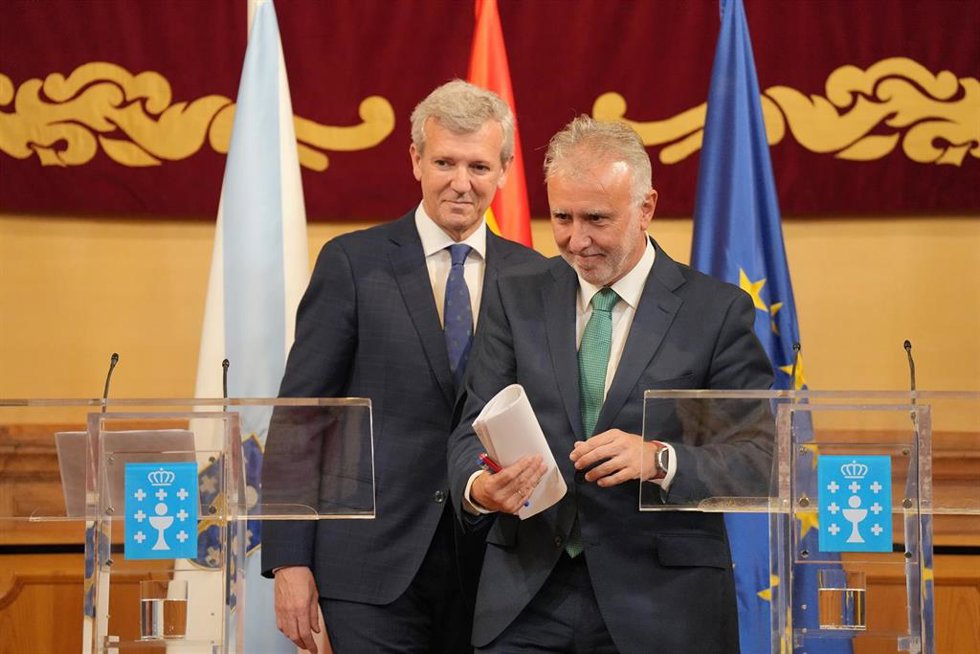 Archivo - El ministro de Política Territorial y Memoria Democrática, Ángel Víctor Torres (d), y el presidente de la Xunta de Galicia, Alfonso Rueda (i), tras la 44º Comisión Mixta de Transferencias Estado-Galicia, a 9 de abril de 2025.