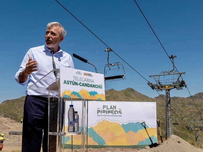 El presidente del Gobierno de Aragón, Jorge Azcón, durante el acto de colocación de la Primera Piedra del telecabina de Astún - Candanchú.