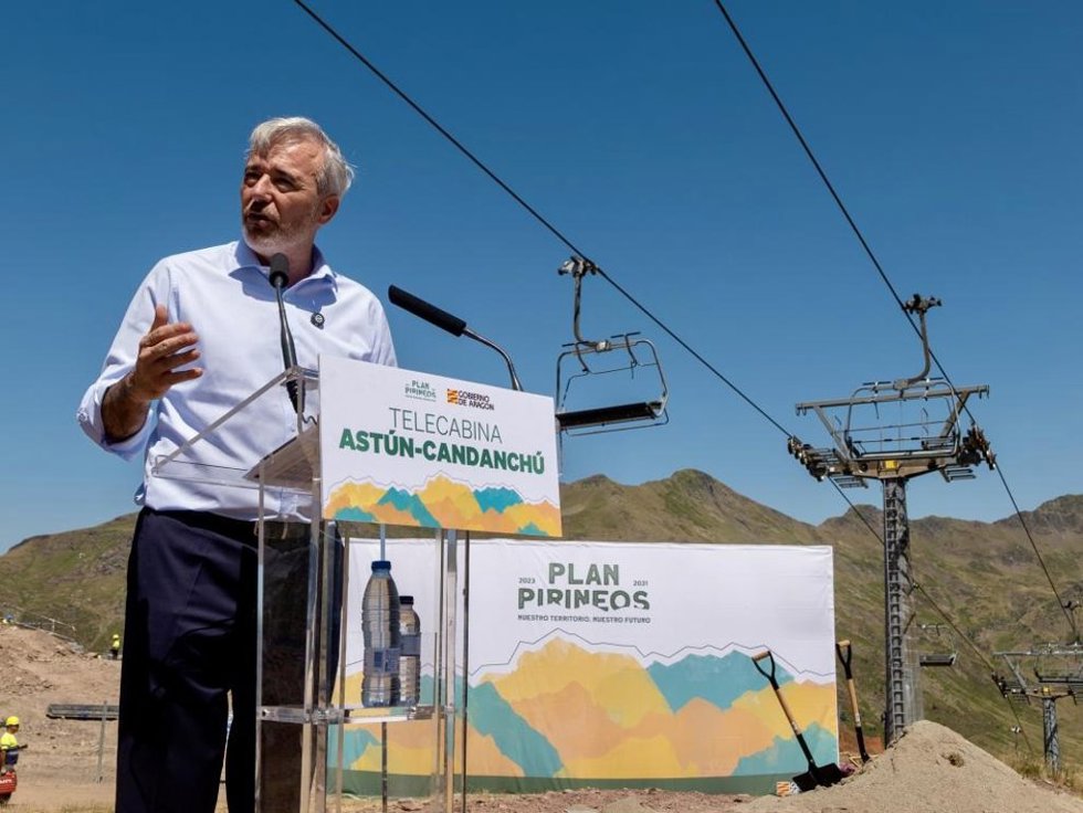 El presidente del Gobierno de Aragón, Jorge Azcón, durante el acto de colocación de la Primera Piedra del telecabina de Astún - Candanchú.