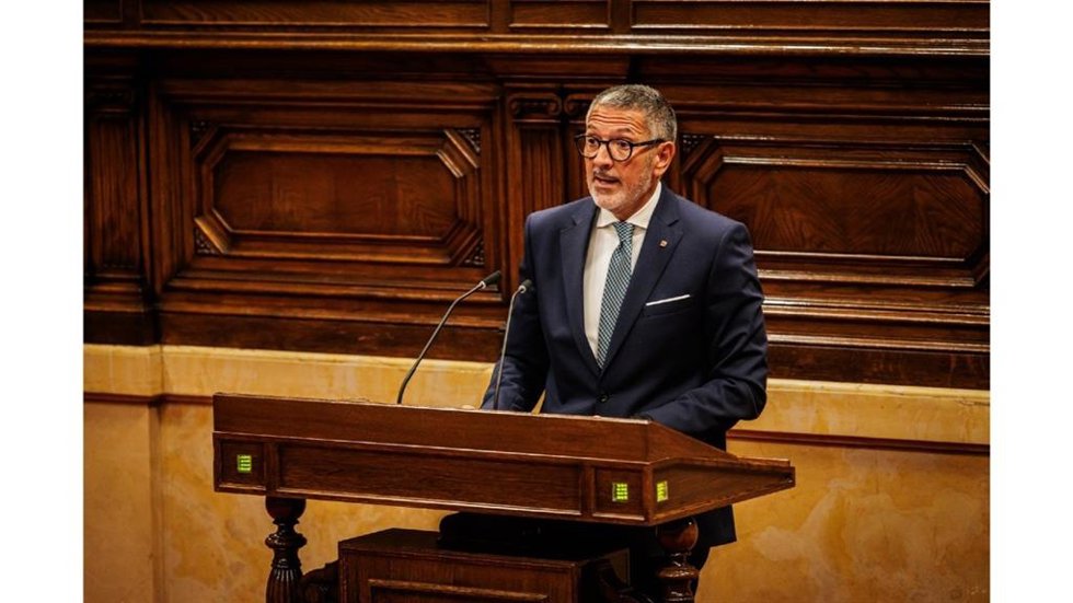 El conseller de Empresa y Trabajo, Miquel Sàmper, durante su intervención en el Parlament