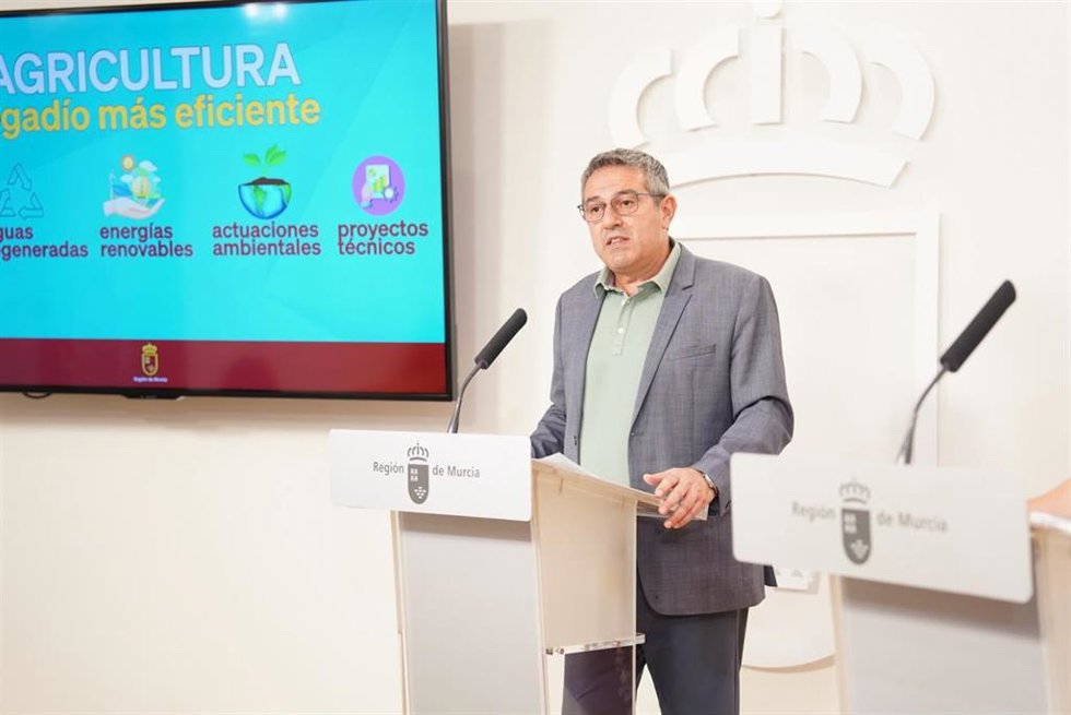El consejero de Agua, Agricultura, Ganadería y Pesca, Joaquín Buendía