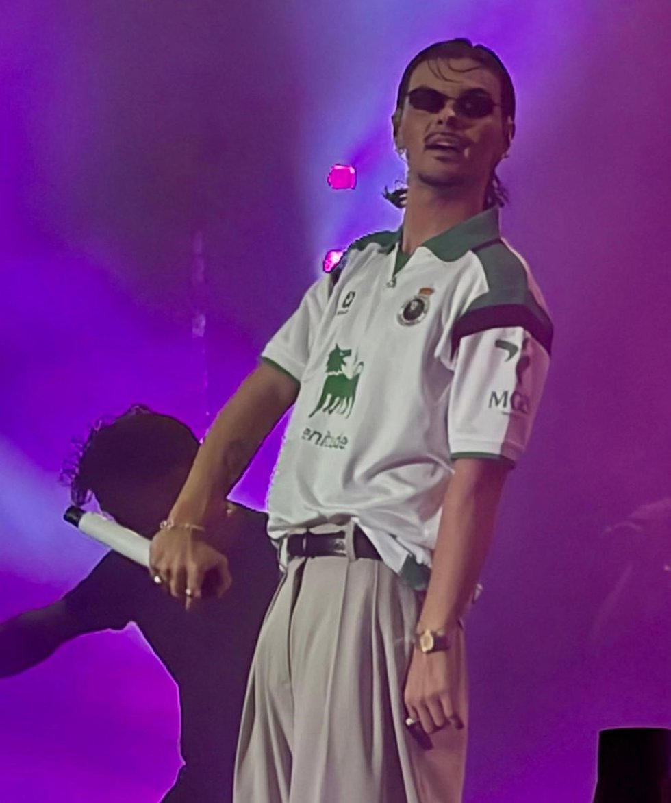 Abraham Mateo con camiseta del Racing en su concierto en Santander