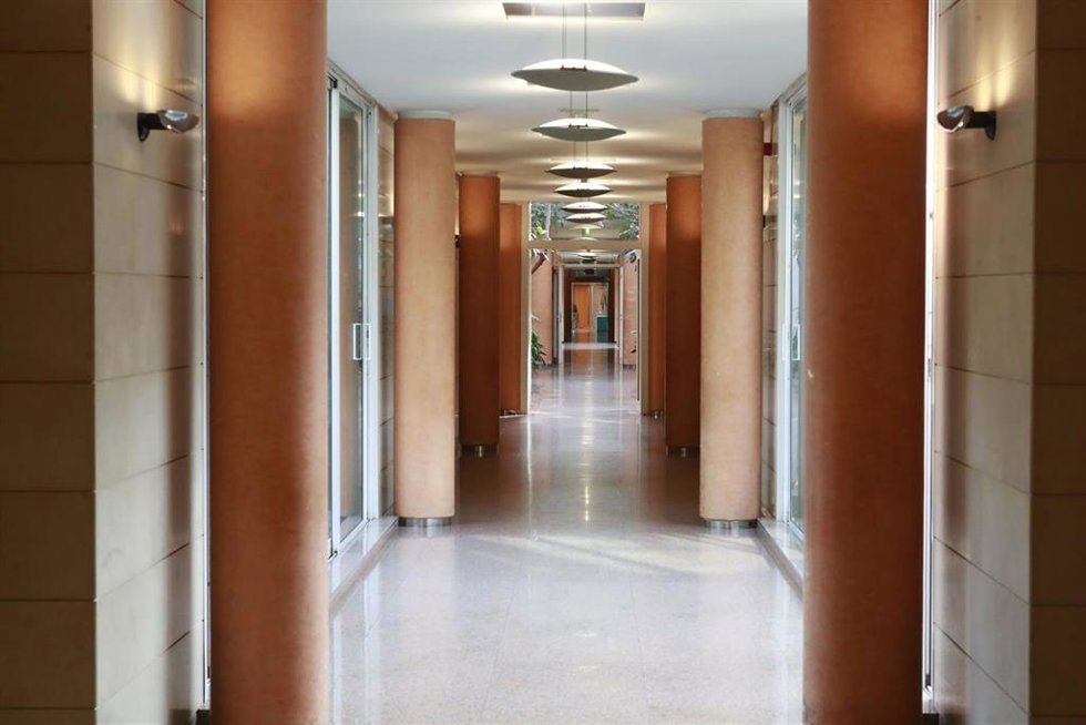 Archivo - Pasillos del complejo administrativo de San Caetano, sede de la Xunta, durante la crisis del coronavirus.