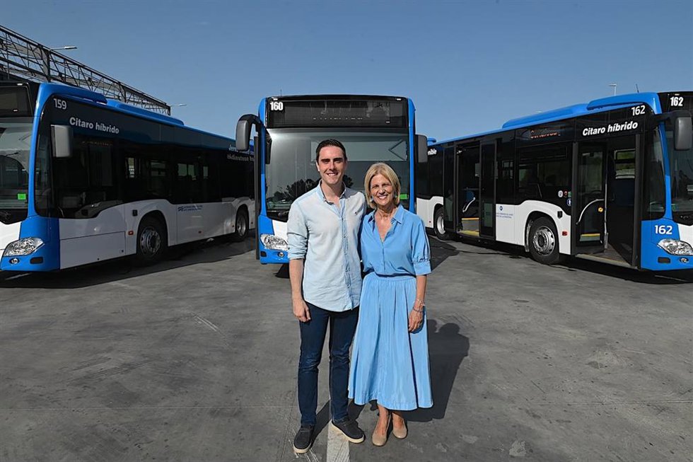 La alcaldesa de Jerez, María José García-Pelayo, con el concejal Jaime Espinar delante de nuevos autobuses urbanos.