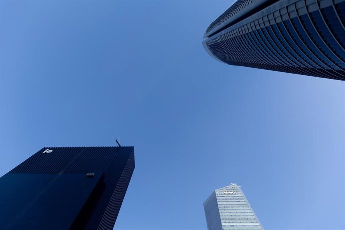 Archivo - Edificios de oficinas en el Cuatro Torres Business Area, a 26 de diciembre de 2023, en Madrid
