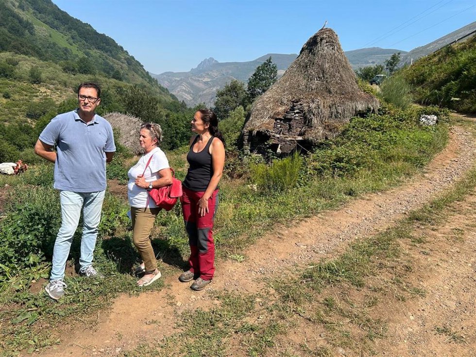 El diputado del PP de Asturias José Luis Costillas durante su visita a Somiedo.