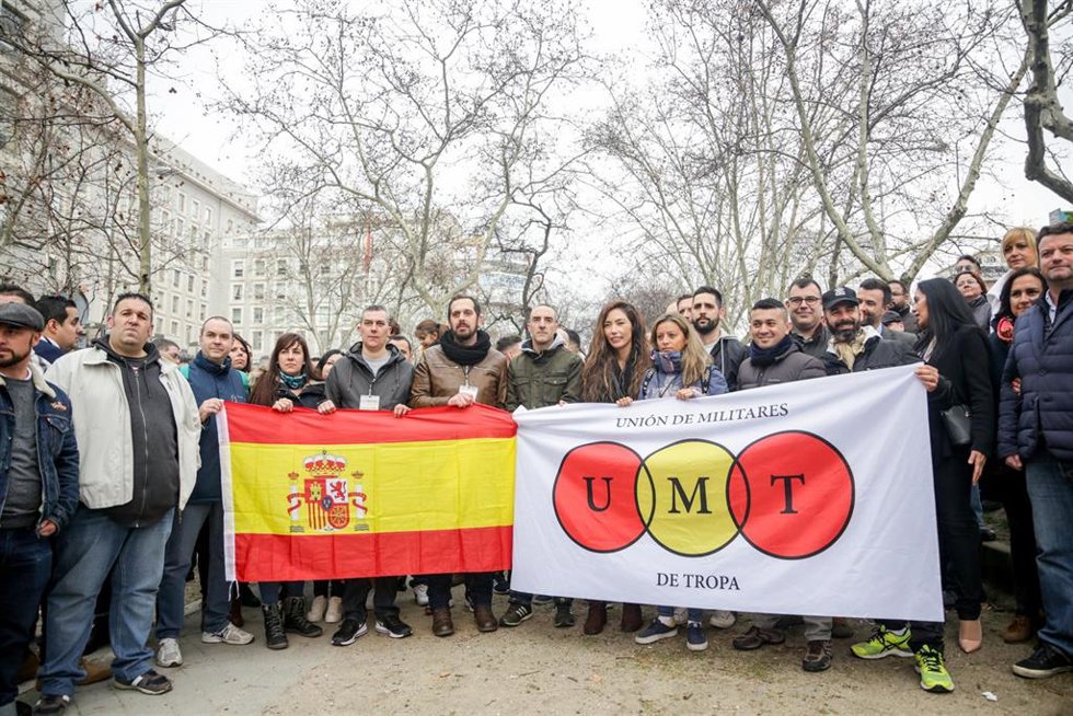 Archivo - Participantes en la concentración convocada por la Unión de Militares de Tropa (UMT) frente al Ministerio de Defensa para pedir mejores condiciones de los militares.