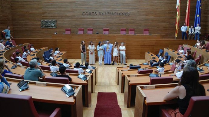 Les Corts Valencianes reben a un grup de xiquets sahrauís del programa Vacances en Pau