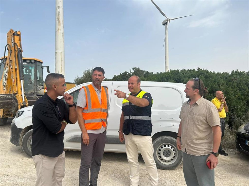 Óscar Curtido comprobando las actuaciones que se realizan en las vías pecuarias.