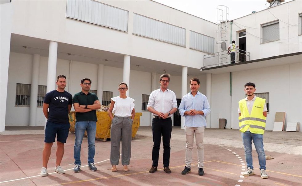 Copé (tercero por la dcha.) visita el IES Felipe Solís de Cabra.