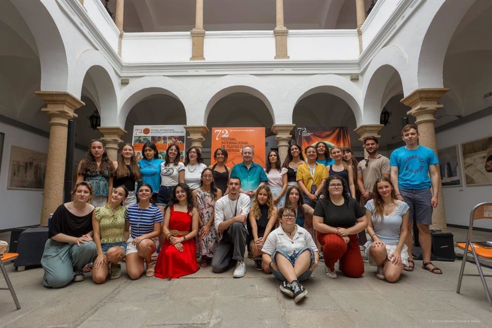 Los jóvenes participantes en el Campamento Internacional del Voluntariado visitan la sede del Festival de Mérida