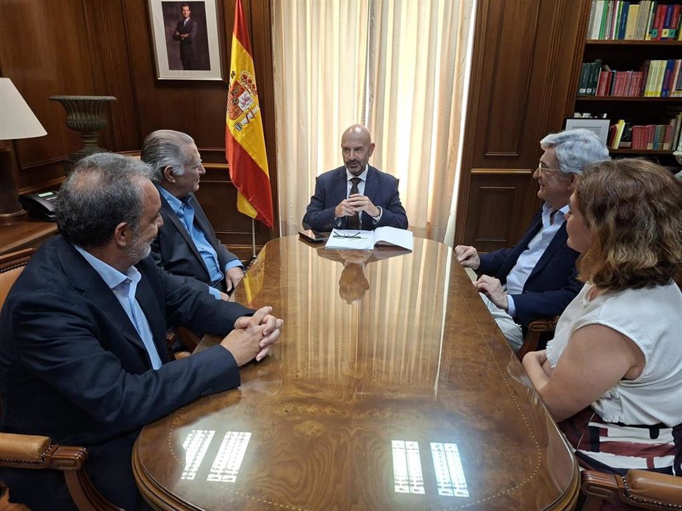 Reunión del subdelegado del Gobierno en Málaga, Javier Salas, con el presidente de la Federación Andaluza de Empresarios de Playas, Manuel Villafaina, y el Jefe de la Demarcación de Costas, Ángel González.