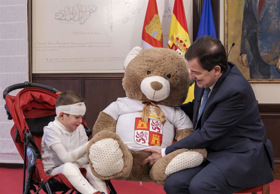 El presidente de la Junta, Alfonso Fernández Mañueco, ha recibido en la sede de la Presidencia a Javi Gallo, el niño salmantino de seis años afectado por epidermólisis bullosa
