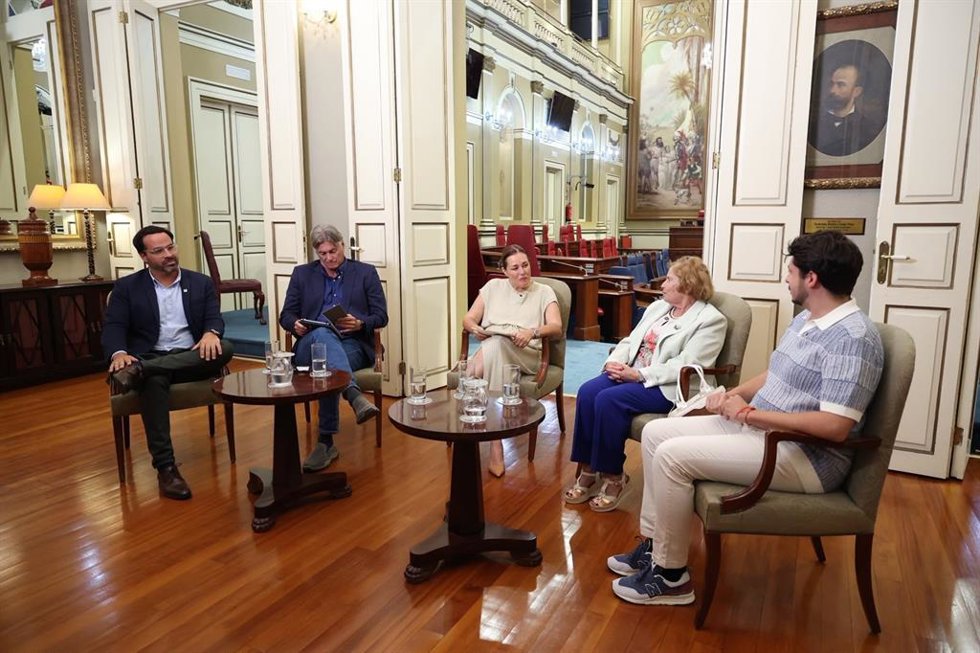 La presidenta del Parlamento de Canarias, Astrid Pérez (c), en el rodaje del videopodcast