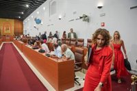 Los diputados del PSOE-A salen del Pleno durante el primer discurso de Mestre como presidenta tras una polémica con Sanz