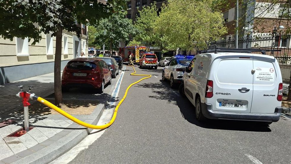 Los Bomberos de Valladolid trabajan en la zona de la calle General Ruiz donde se ha producido un escape de gas.