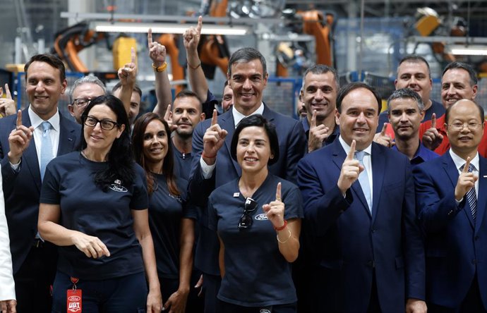 Foto de família durant el recorregut per les instal·lacions de la factoria de Ford a Almussafes