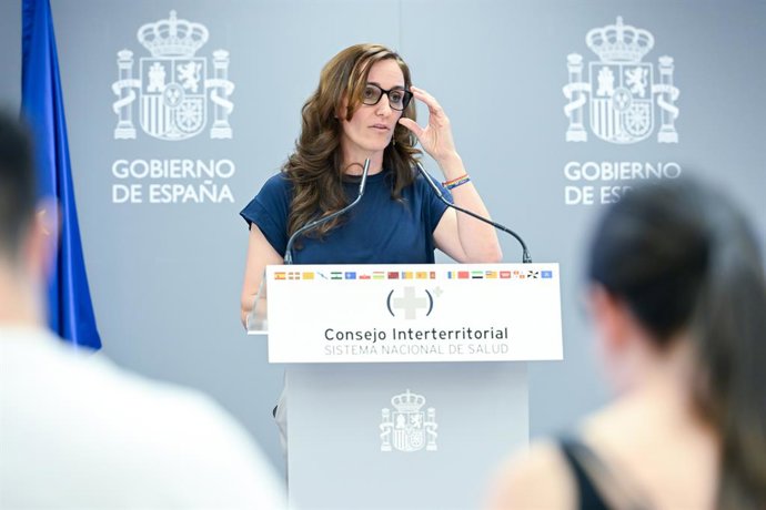 A ministra da Saúde, Mónica García, durante uma coletiva de imprensa para informar sobre as medidas de gestão pública adotadas, em 22 de julho de 2026, em Madri (Espanha). Mónica García comparece perante a imprensa após presidir a sessão plenária do