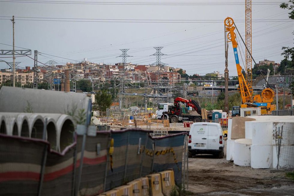 Lugar donde se ha producido el socavón, a 22 de julio de 2026, en Barcelona, Catalunya (España). Adif controlará cada 24 horas si hay movimientos en la zona del socavón en las obras del soterramiento de la R2 entre las estaciones de Sant Andreu y Montcada