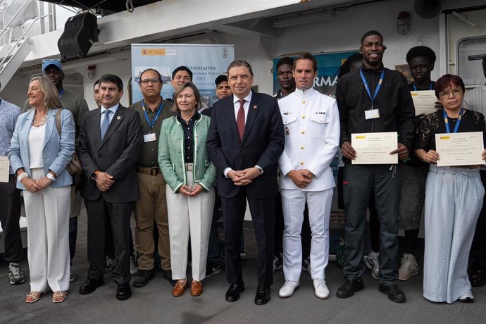 El ministro de Agricultura, Pesca y Alimentación, Luis Planas (c), durante una visita al buque escuela y de cooperación pesquera Intermares, a 23 de julio de 2026, en Vigo, Pontevedra, Galicia (España). 
