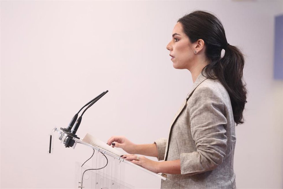 La portavoz de Vox en el Congreso, Pepa Millán, durante una rueda de prensa en el Congreso.