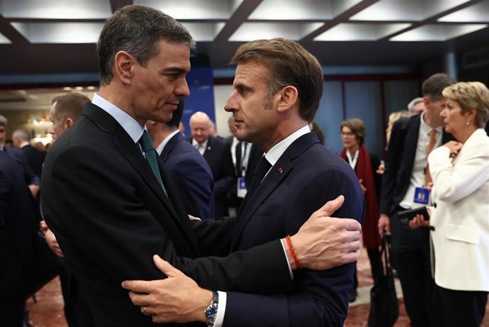 Archivo - El presidente del Gobierno, Pedro Sánchez, saluda al presidente de Francia, Emmanuel Macron, durante la cumbre de la Comunidad Política Europea, a 16 de mayo de 2025, en Tirana (Albania).