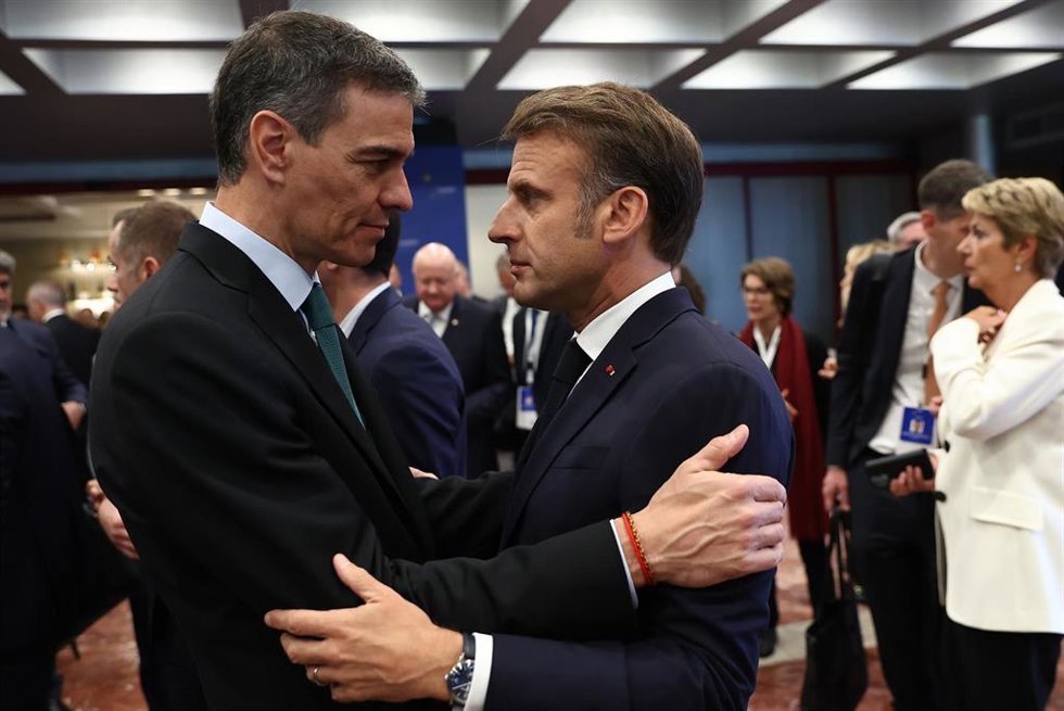 Archivo - El presidente del Gobierno, Pedro Sánchez, saluda al presidente de Francia, Emmanuel Macron, durante la cumbre de la Comunidad Política Europea, a 16 de mayo de 2025, en Tirana (Albania).