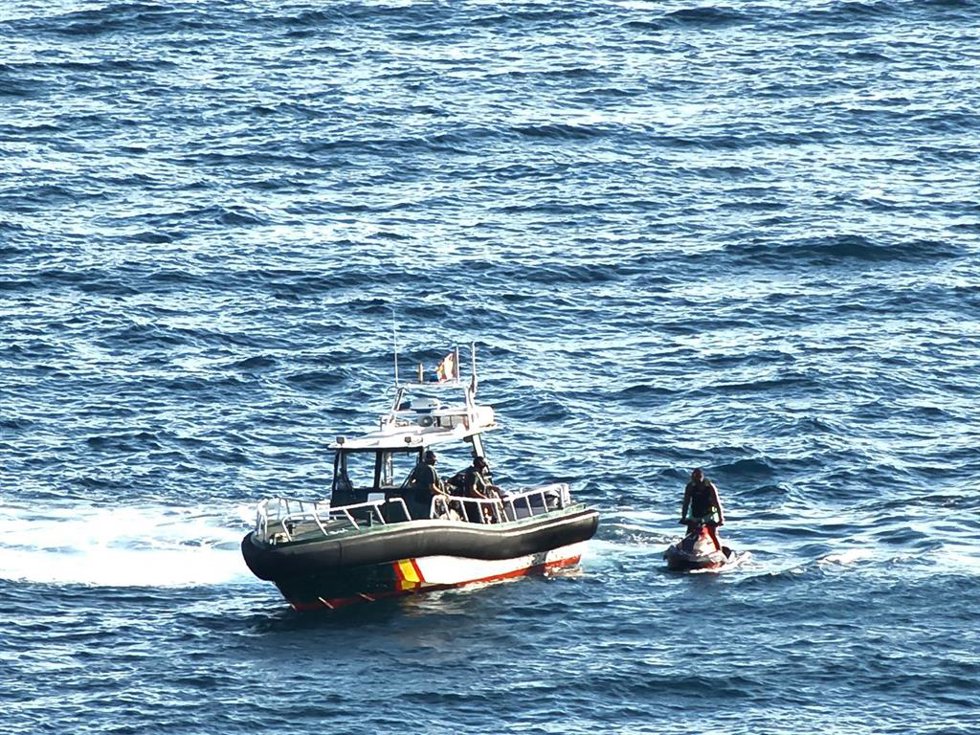 La Guardia Civil controla las motos acuáticas en la costa de Granada.