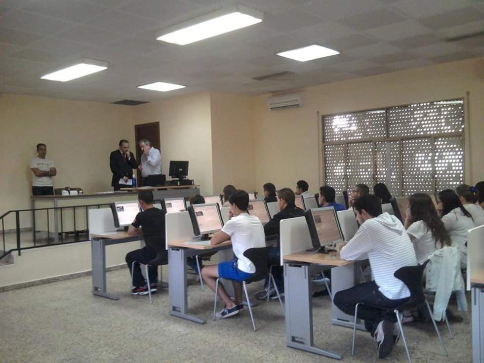 Archivo - Alumnos realizando el examen teórico de conducir por ordenador, en una imagen de archivo